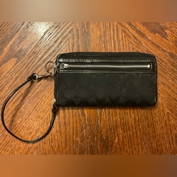 Attractive Classic Coach Silver Hoop & Hardware Zipper Wristlet Wallet! - Picture 12 of 16